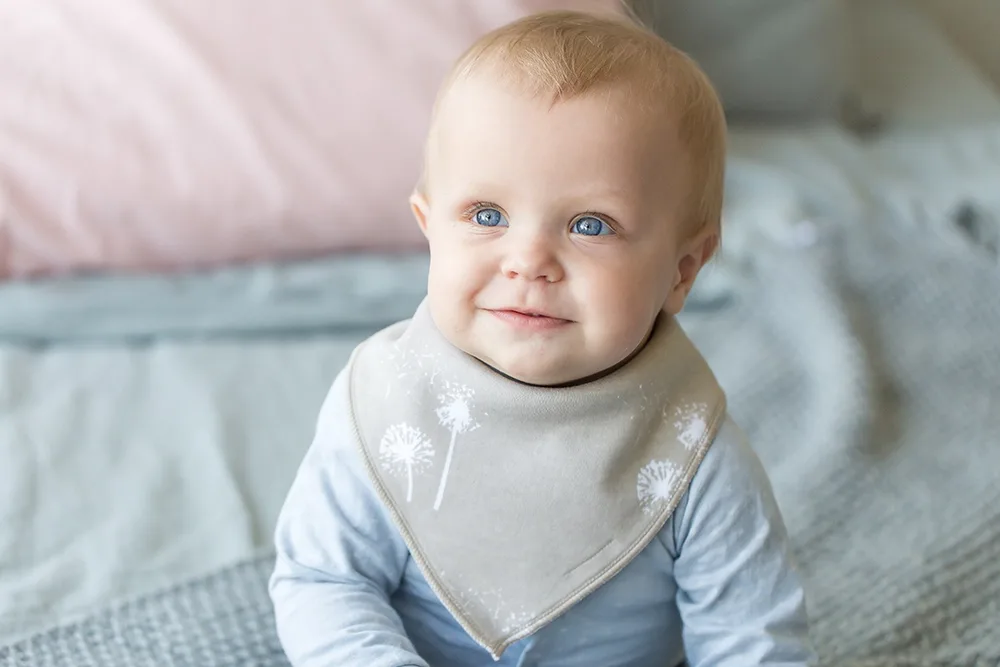 Pri starosti približno 8–10 mesecev lahko otrok začne zavračati hranjenje z žlico, vendar je to pomemben mejnik, saj začne uveljavljati svojo samostojnost.